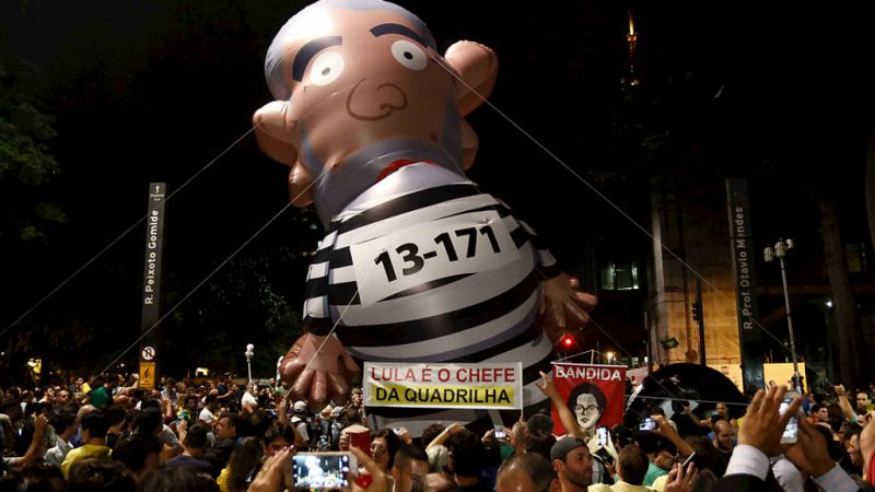 Radio 5 Actualidad - Miles de personas salen a la calle en Brasil pidiendo justicia y dimisiones - Escuchar ahora