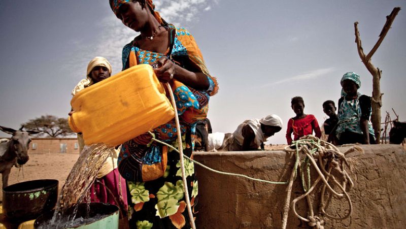 Entre paréntesis - Auara: Vender agua para regalarla a quien no tiene - Escuchar ahora