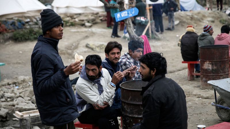 Entre paréntesis - Lesbos, de campo de acogida a centro de detención - Escuchar ahora