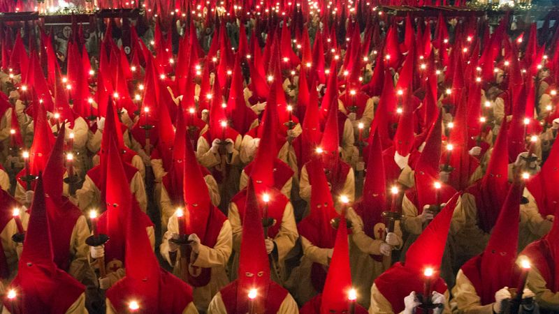 España vuelta y vuelta - Las procesiones del Jueves Santo - Escuchar ahora