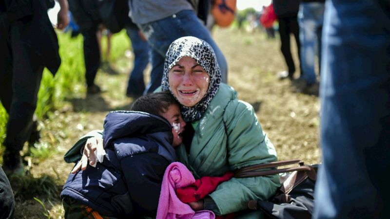 Entre paréntesis - La policía macedonia reprime con gases lacrimógenos una protesta de refugiados - Escuchar ahora