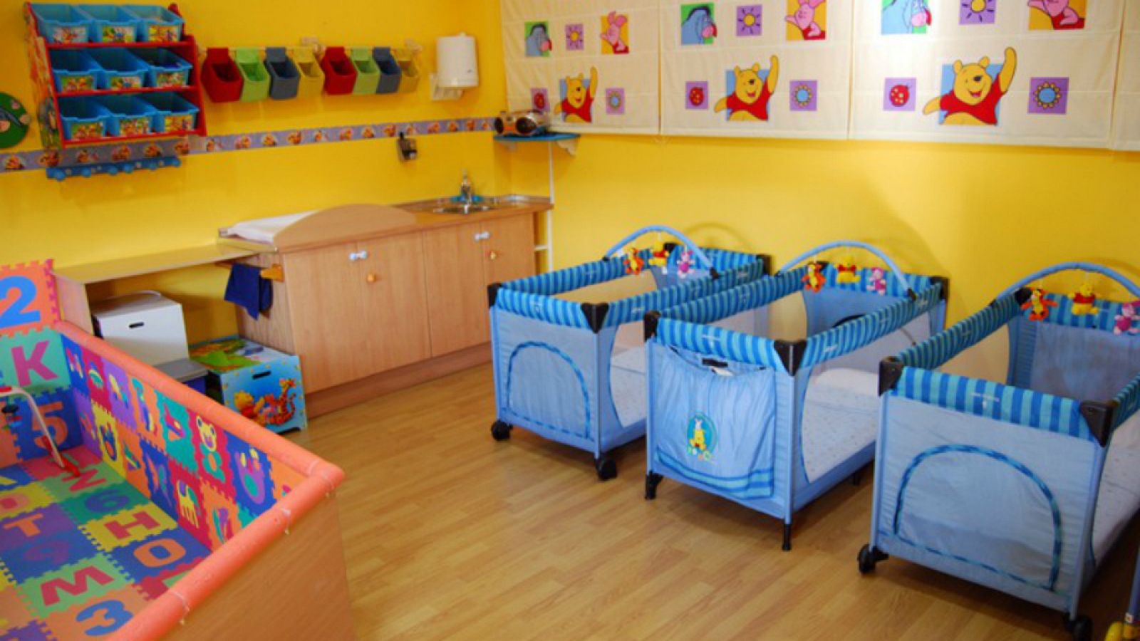 Entre paréntesis - Videocámaras en guarderías: ¿es bueno tanto control? - 12/04/16 - Escuchar ahora