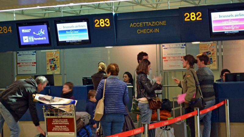 Boletines RNE - El Parlamento Europeo aprueba el registro de pasajeros aéreos - Escuchar ahora