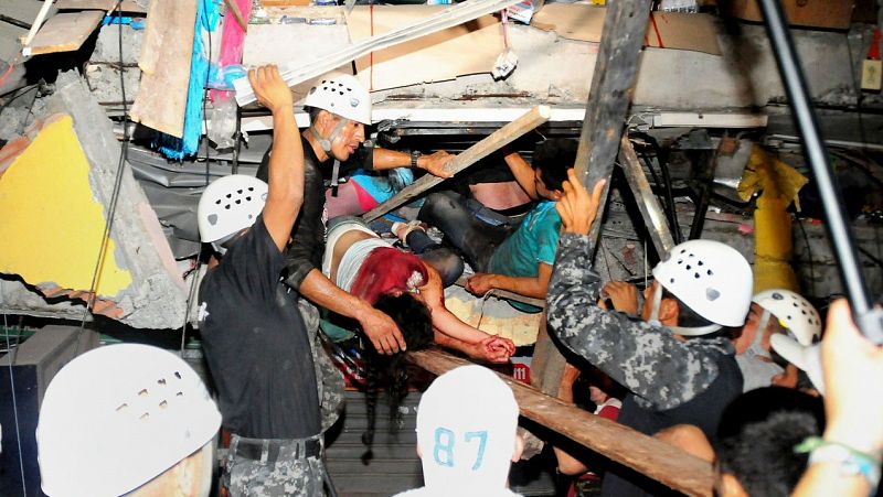 Informativos fin de semana - 14 horas -  Cerca de 80 muertos y unos 600 heridos de momento en el terremoto de Ecuador - Escuchar ahora