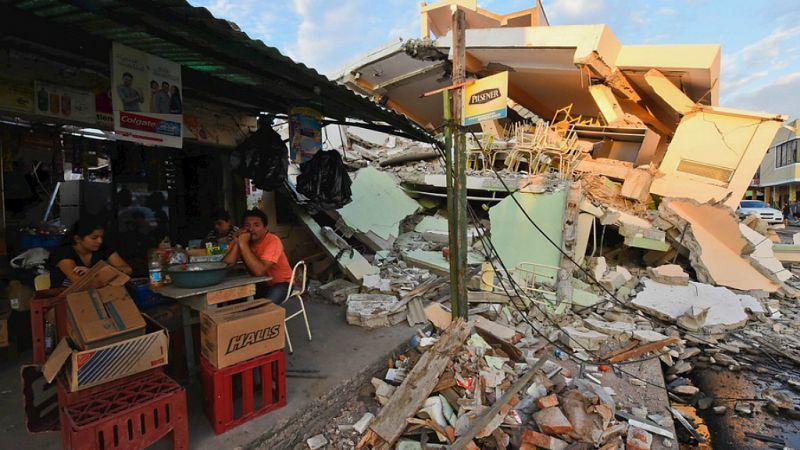 Entre paréntesis - Las necesidades de la población tras el terremoto de Ecuador - Escuchar ahora