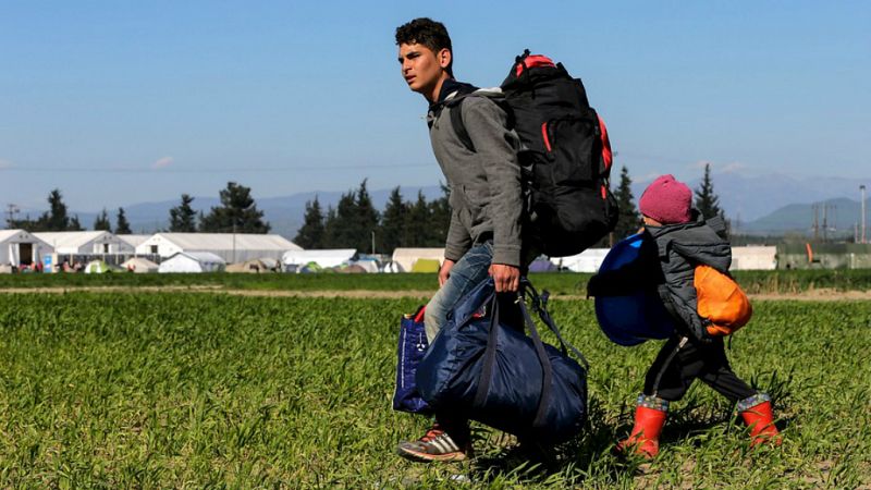 Entre paréntesis - España acogerá en mayo a 585 refugiados - Escuchar ahora
