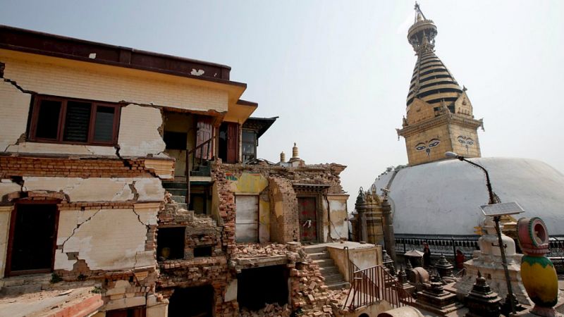 Entre paréntesis - Los huérfanos de Nepal, un año después del terremoto - Escuchar ahora