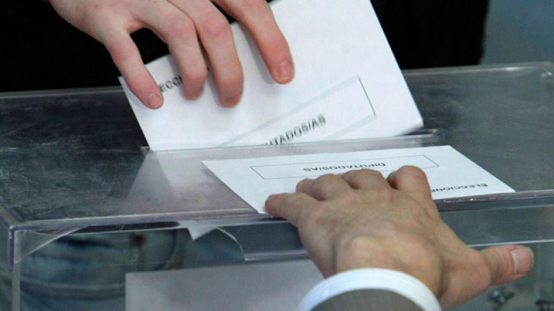 Boletines RNE - Los partidos politicos intentan llegar a un acuerdo para reducir los gastos de la campaña electoral - Escuchar ahora