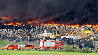 El fuego del cementerio de neumticos de Sesea est "controlado y perimetrado"