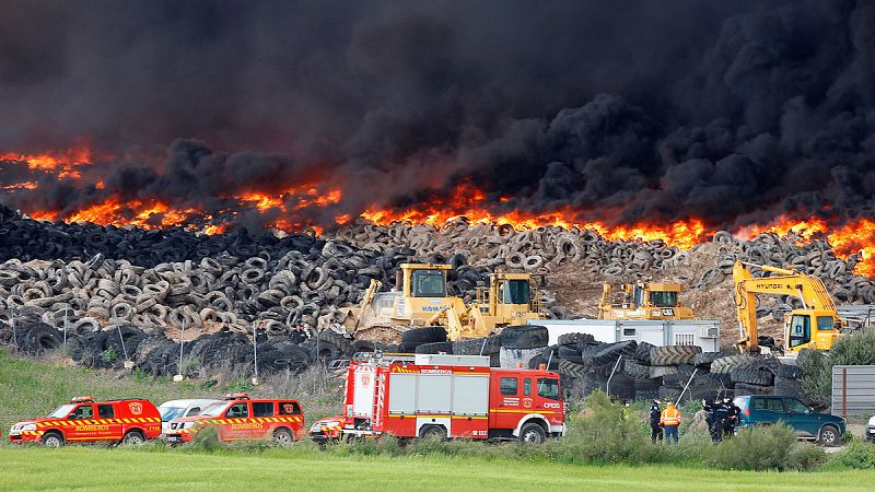 El fuego del cementerio de neumáticos de Seseña está "controlado y perimetrado"