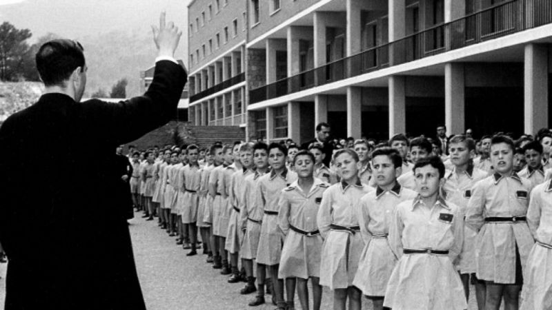 Entre paréntesis - Los internados del miedo - Escuchar ahora