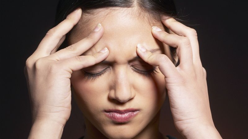 Entre paréntesis - Identifican 38 variantes genéticas que pueden causar migraña - Escuchar ahora