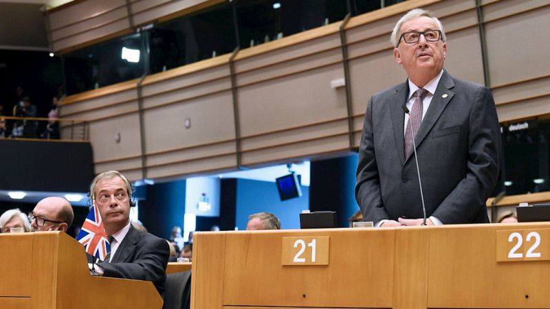 Boletines RNE - Juncker pide al Reino Unido que notifique cuanto antes su salida del club de los 28 - Escuchar ahora