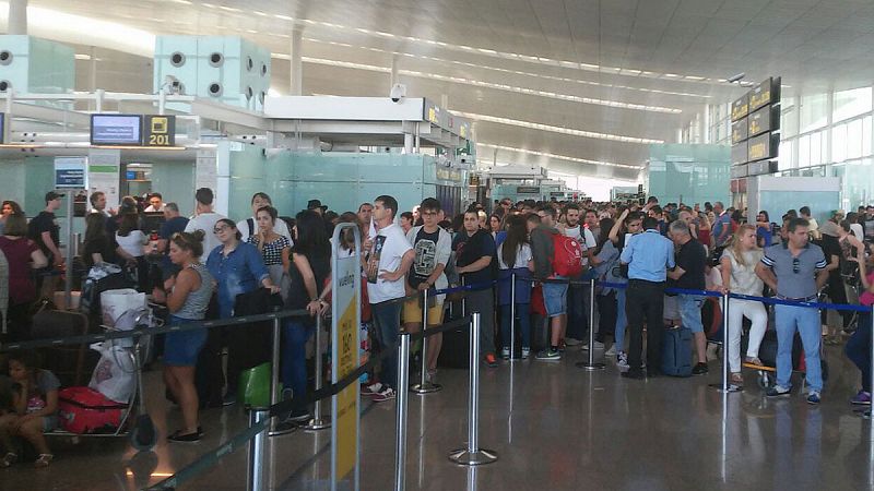 Largas colas, retrasos y cancelaciones en El Prat para los clientes de Vueling