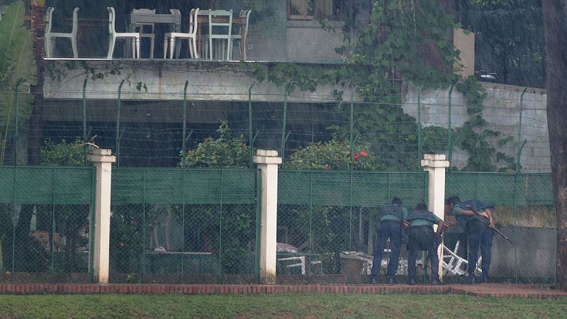 La policía de Bangladesh cree que los terroristas del ataque al restaurante pertenecen a un grupo local