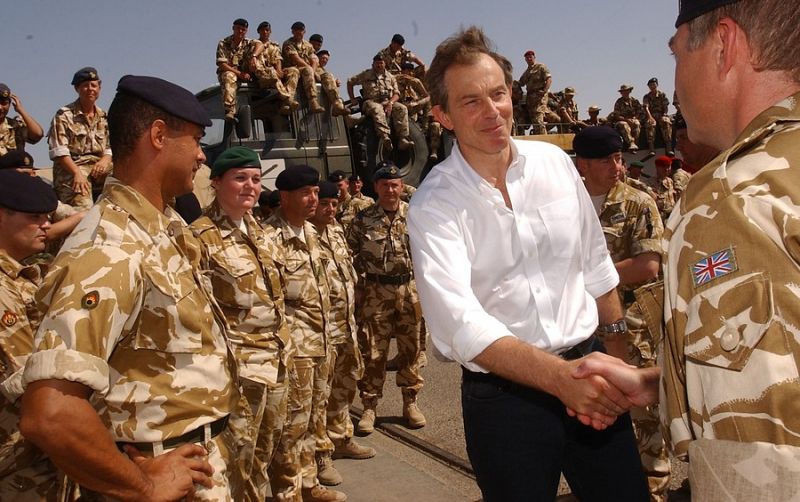 Entre paréntesis - La actuaciónn de Blair en la guerra de Irak, cuestionada - Escuchar ahora