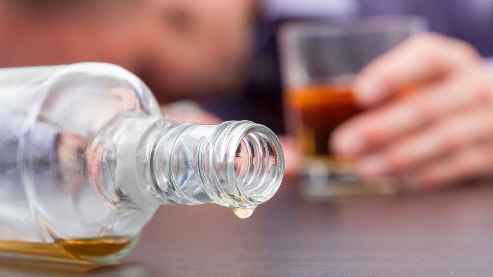 El canto del grillo - En voz alta: Del alcoholismo se sale - Escuchar ahora