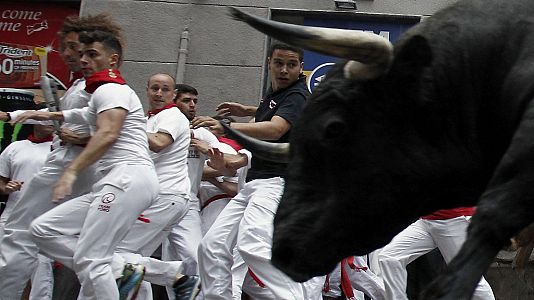 Sanfermines en RNE - Sanfermines 2016 - Rápido penúltimo encierro con la manada disgregada - Escuchar todo