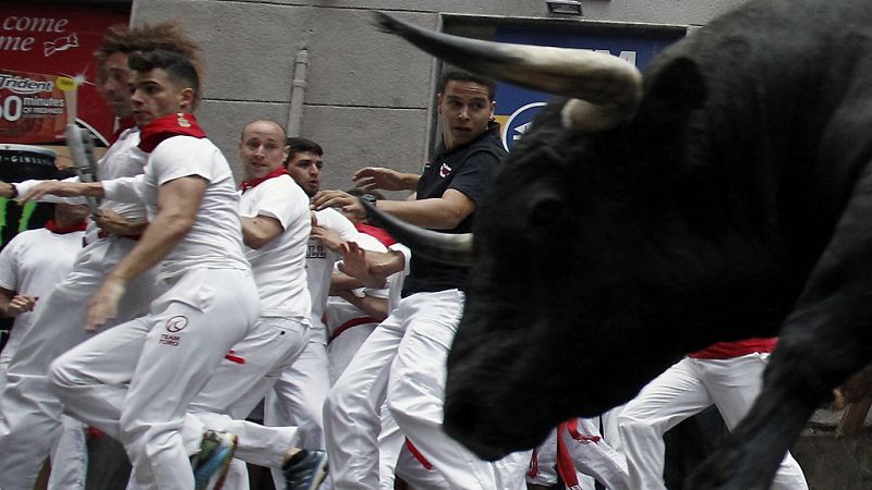 Sanfermines 2016 - Rpido penltimo encierro con la manada disgregada - Escuchar todo