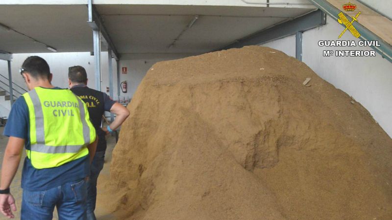 Boletines RNE - Desarticulada una red que distribuía tabaco ilegal en Elche - Escuchar ahora