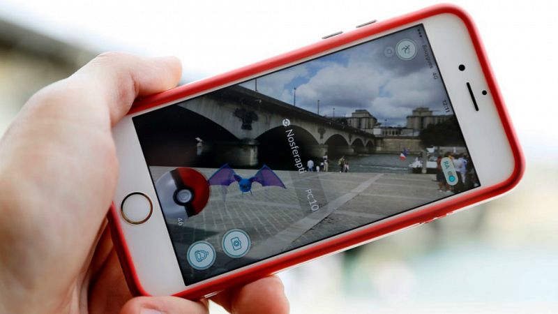 Entre paréntesis - Los riesgos de las aplicaciones falsas de 'Pokémon Go' - Escuchar ahora