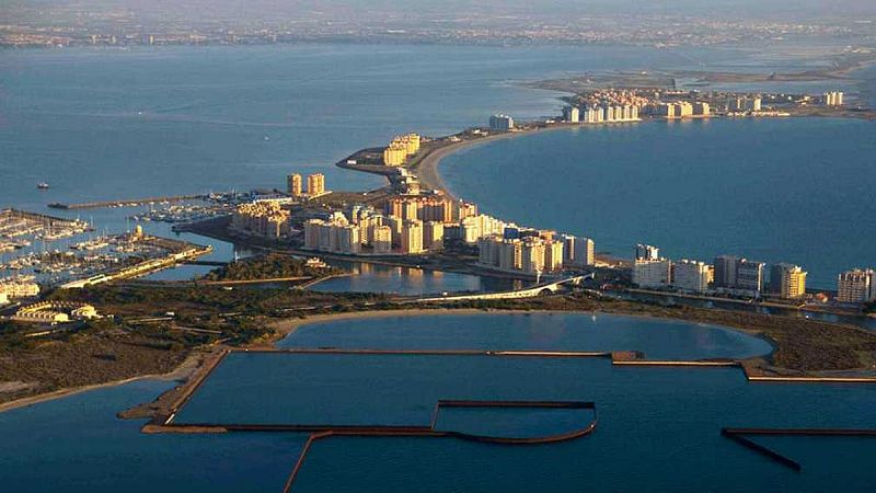 Vecinos y turistas denuncian el "peligro extremo" del mar Menor por los vertidos fitosanitarios