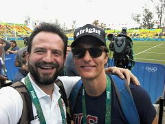"Hola Radio Nacional de España". Entrevistamos a Matthew McConaughey en el campo de Rugby 7