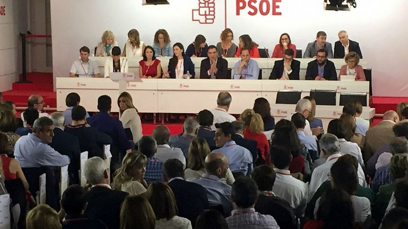 Boletines RNE - Recesos y más recesos en Ferraz. Susana Diaz propone que se vote la disolución de la Ejecutiva - Escuchar ahora 