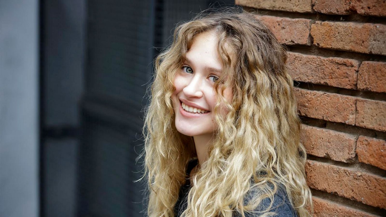Catalunya Exprés Magazine - Entrevista a la cantant Ju i el seu disc 'El món es mou'