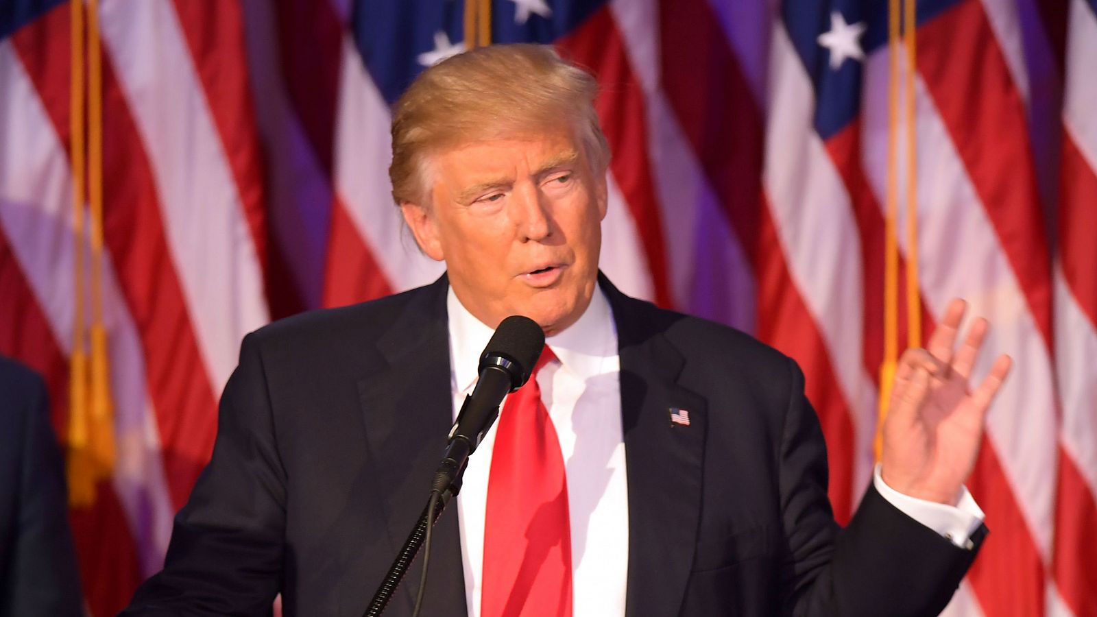  Las mañanas de RNE - Donald Trump llama a la unidad de todos los estadounidenses en su primer discurso como presidente - Escuchar ahora 