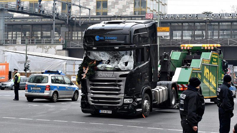 Boletines RNE - La policía de Berlín duda de que el refugiado detenido sea el autor del atentado terrorista - Escuchar ahora