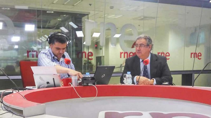 Radio 5 Actualidad - Zoido pide a la Generalitat de Cataluña que reflexione tras la protesta de los mossos - Escuchar ahora