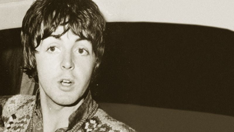 En el cap�tulo 1 del podcast de la tercera temporada de El Ministerio del Tiempo, Pacino llama con prisas a Salvador desde 1963 porque tiene miedo de haber cambiado el curso de la Historia. �El motivo? Mientras pasaba unas vacaciones con su compa�era Marta ha salvado la vida de un joven que se ahogaba en las playas de Tenerife... Un joven muy importante para la historia de la m�sica. Puedes disfrutar de todos los cap�tulos en rtve.es/unallamadaatiempo