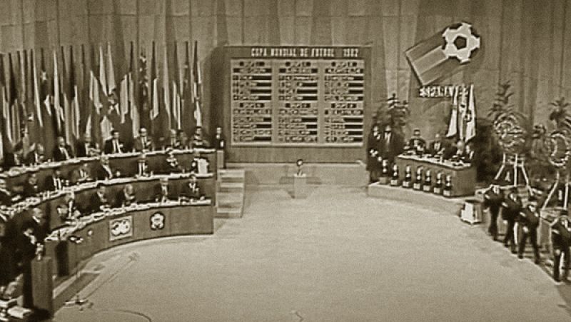 En el cap�tulo 3 del podcast de la tercera temporada de El Ministerio del Tiempo, y salt�ndose de nuevo los protocolos habituales, Salvador acude a Pacino para una misi�n en la que no necesitar� cruzar ninguna puerta. Acudir� al sorteo de grupos de la Copa del Mundo de Espa�a, el 16 de enero de 1982, con el objetivo de modificar los emparejamientos. �Es que quiere Salvador que Espa�a gane su Mundial? Puedes disfrutar de todos los cap�tulos en rtve.es/unallamadaatiempo.