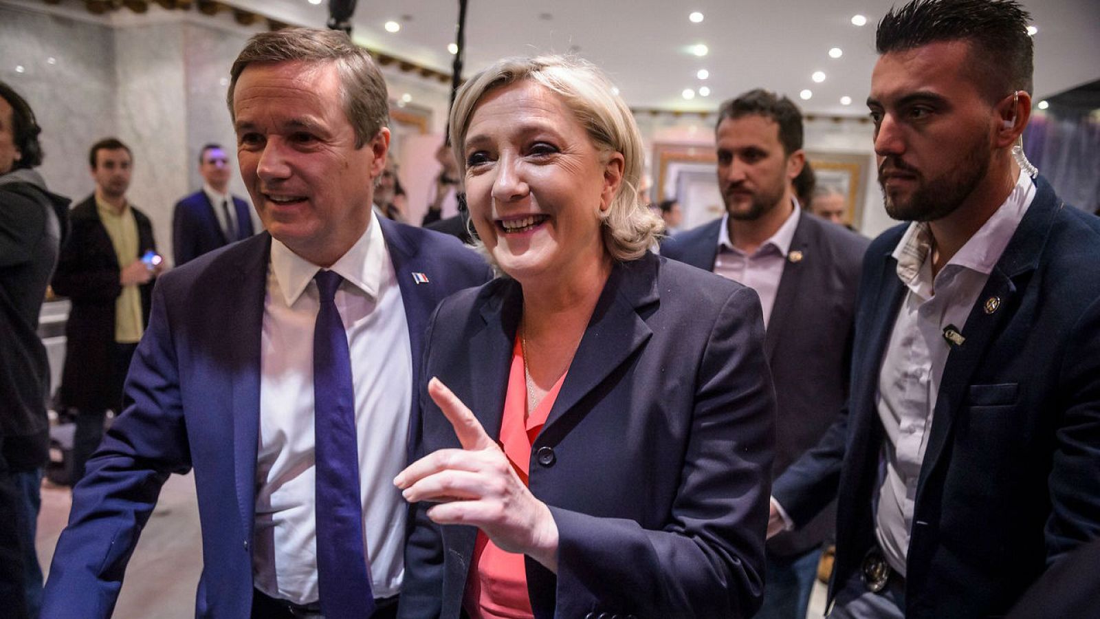 Informativos fin de semana - 14 horas - Le Pen dice que "el euro ha muerto" y quiere doble moneda para Francia - Escuchar ahora