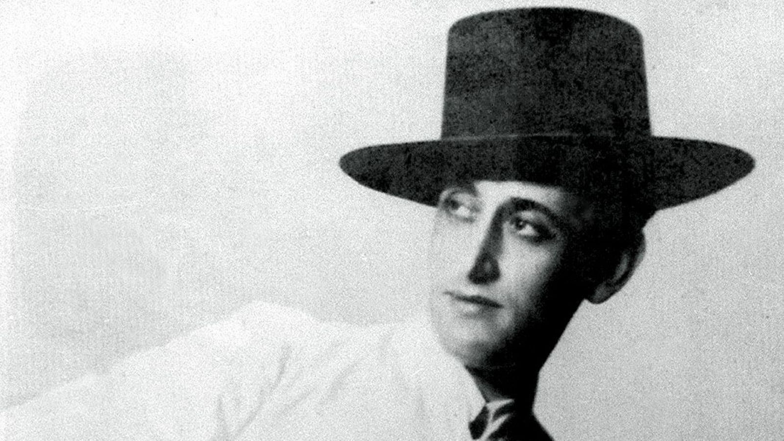 El programa 'Documentos RNE, que se emite los sábados de 15 a 16 horas por Radio Nacional, estará dedicado esta semana al  cantante Miguel de Molina (Málaga 1908-Buenos Aires 1993), que tuvo que exiliarse después de la guerra civil, debido a su condición de homosexual y por haber actuado para el bando republicano (07/02/09).