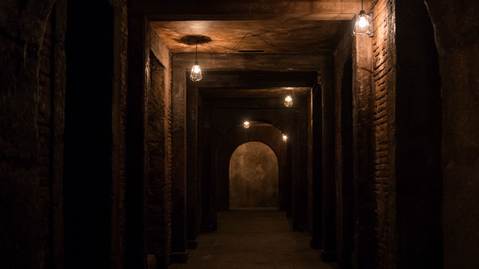 El Ministerio del Tiempo - Descárgate la música de los viajes en el tiempo  a través de las puertas - RTVE.es