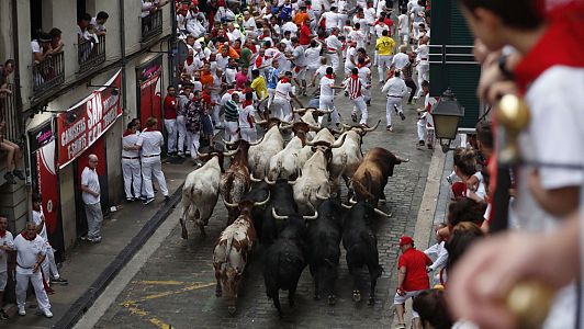 Sanfermines en RNE - Sanfermines 2017 - Tercer encierro muy rápido y limpio pese a un toro adelantado de Puerto de San Lorenzo