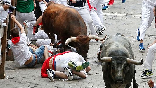 Sanfermines en RNE - Sanfermines 2017 - Los Miura cierran los Sanfermines 2017 con un rápido y accidentado encierro - Escuchar ahora