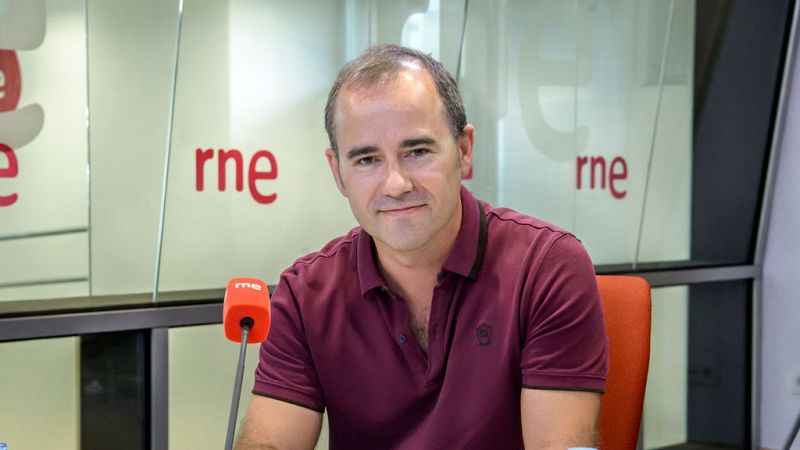 Las mañanas de RNE - Hilario Blasco: "Vivimos en una sociedad en la que la felicidad se entiende como algo que se puede comprar" - Escuchar ahora