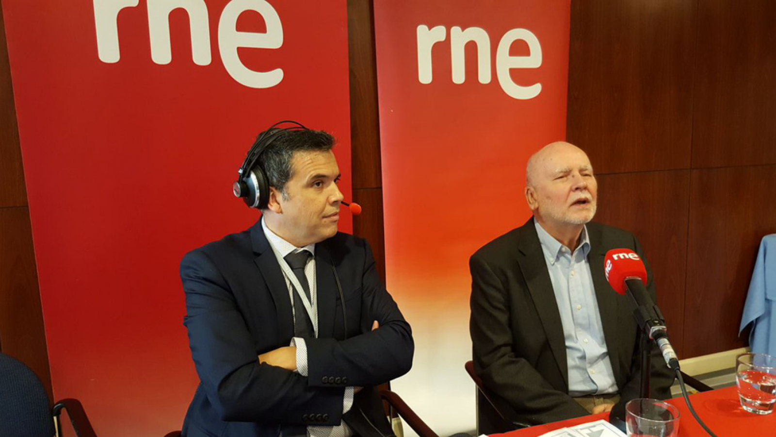 Las mañanas de RNE - Zagajewski: "La novela es como un tanque y la poesía vuelva sobre el tanque como las golondrinas" - Escuchar ahora