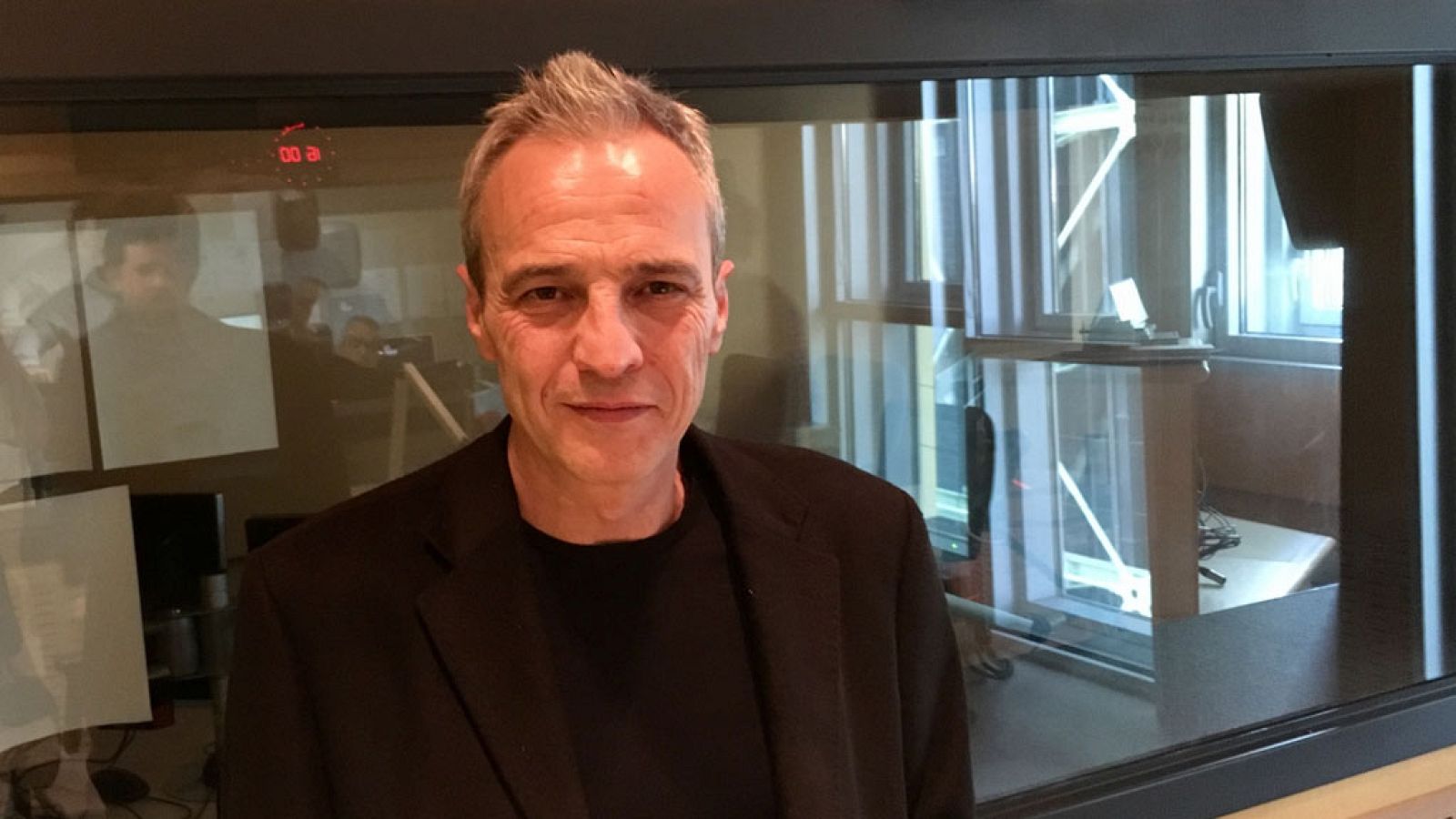 Gente despierta - David Summers publica su primer libro: 'Hoy me he levantado dando un salto mortal' - Escuchar ahora