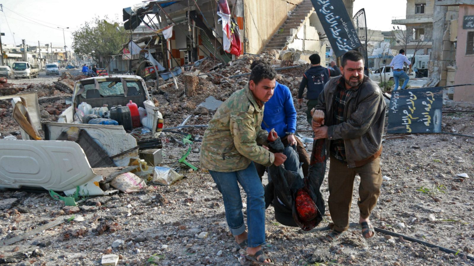 Boletines RNE - Siria: mortíferos bombardeos contra un mercado en Alepo - Escuchar ahora