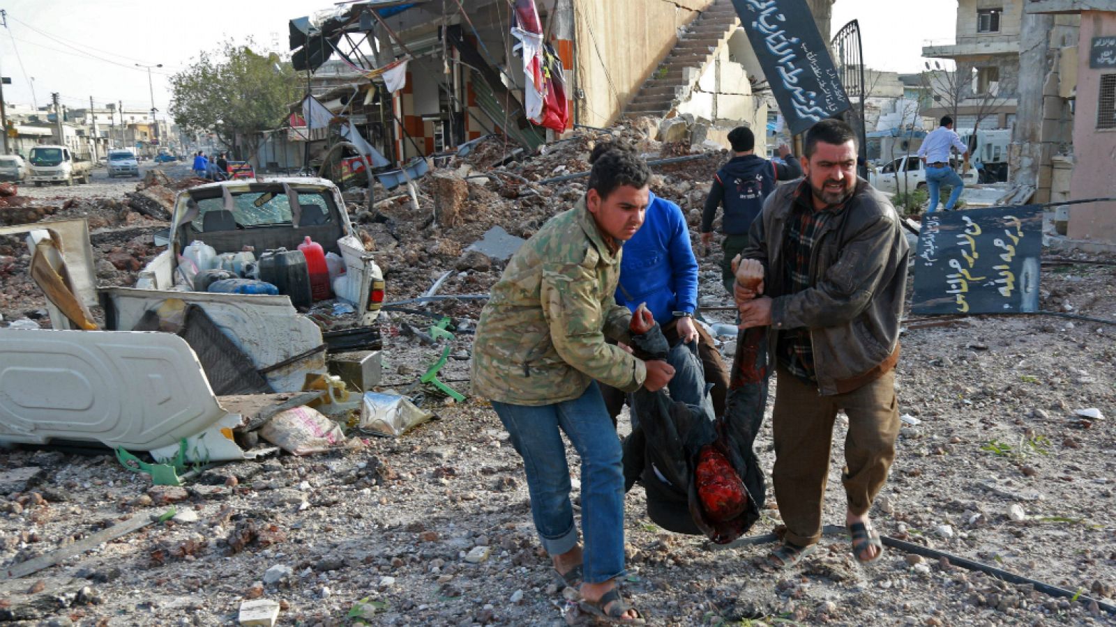 Boletines RNE - Siria: mortíferos bombardeos contra un mercado en Alepo - Escuchar ahora