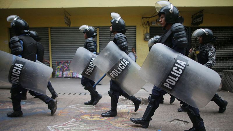 "En Honduras está prohibida la libre circulación y todo está controlado por los militares"