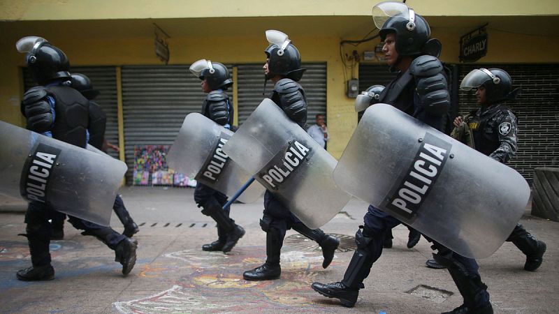 "En Honduras está prohibida la libre circulación y todo está controlado por los militares"