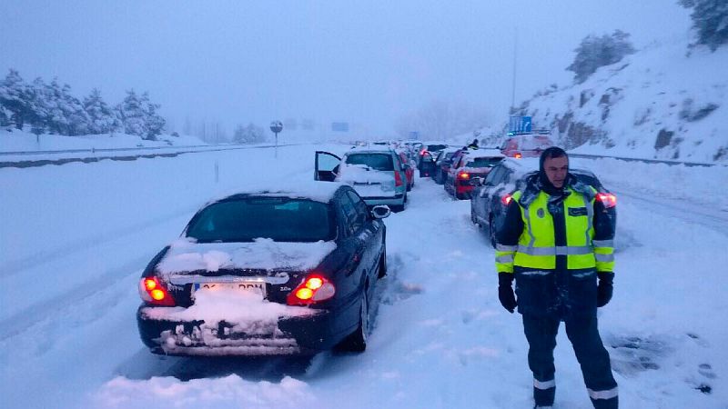 Atrapados en las carreteras, trasladados a albergues: "Hemos dormido en el suelo y en sillas"