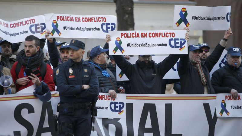  Boletines RNE - Interior ofrece a policías y guardias civiles una equiparación de salarios con los Mossos - 16/01/18 - Escuchar ahora 