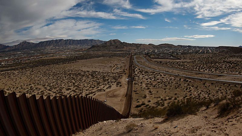 "Nadie puede cruzar la frontera entre EE.UU. y México sin pagar"