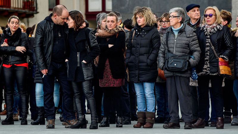 Cientos de personas recuerdan en Ondarroa al adolescente transexual que se suicidó esperando un tratamiento